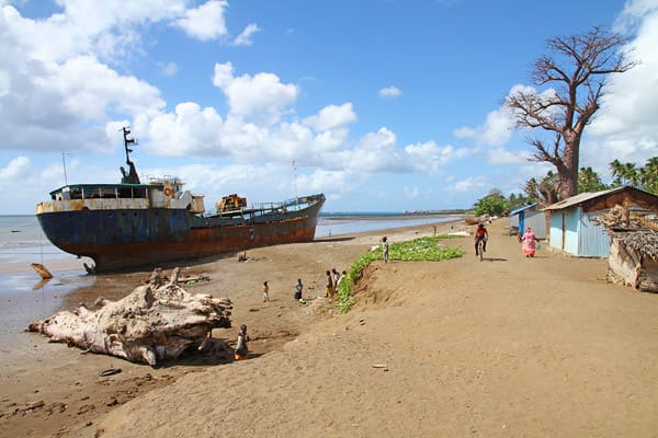 Ship Car To Fomboni