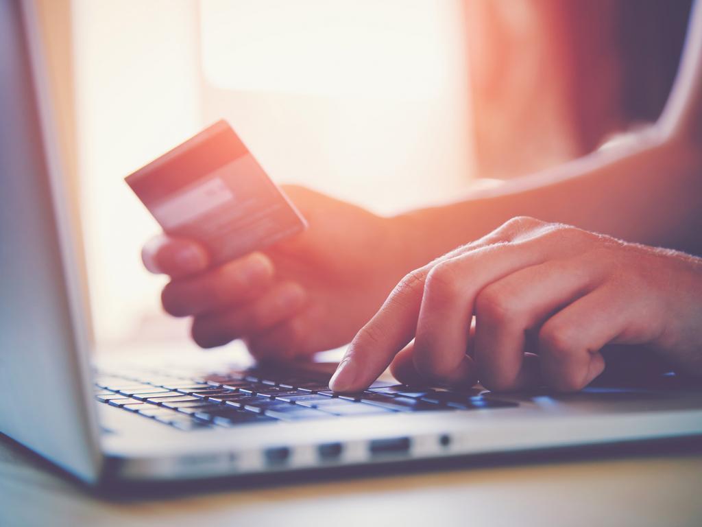 Why You Should Use a Credit Card to Pay for Auto Transport